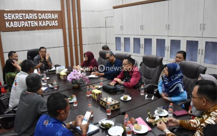Pemerintah Kabupaten (Pemkab) Kapuas melalui Dinas Lingkungan Hidup (DLH) menggelar Rapat Pengelolaan Kebersihan Kota Kuala Kapuas di Ruang Rapat Sekretaris Daerah (Sekda) Kapuas pada Jumat, 31 Oktober 2025. (FOTO: Diskominfo Kps)
