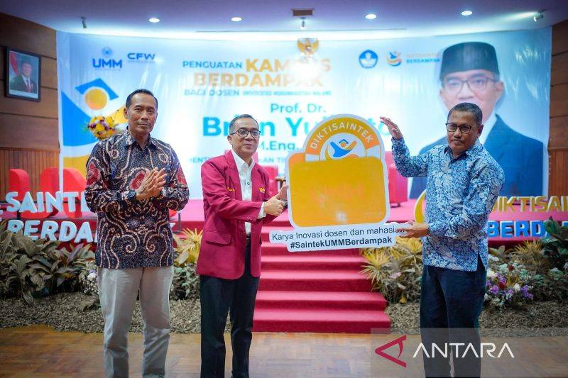 Menteri Pendidikan Tinggi Sains dan Teknologi (Mendiktisaintek), Brian Yuliarto menerima secara simbolis penyerahan karya-karya inovasi dari dosen maupun mahasiswa UMM dari Rektor UMM, Prof Dr Nazaruddin Malik didamping Wamendiktisaintek, Fauzan di Basement Dome UMM, Jumat (31/10/2025) ANTARA/Endang Sukarelawati