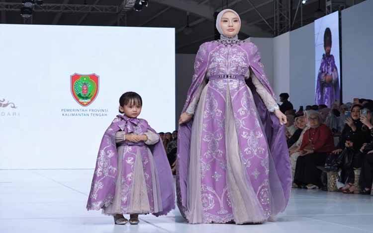 Dekranasda Kalteng Angkat Filosofi Huma Betang di Jakarta Fashion Week 2026