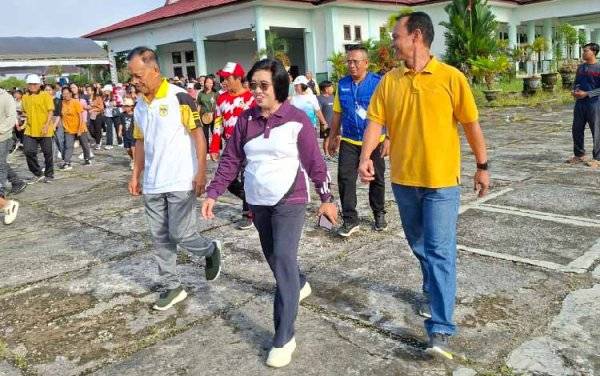 Wakil Bupati Gunung Mas Ikut Jalan Sehat Sampai Penyerahan Hadiah Utama