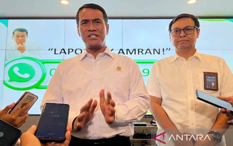 Menteri Pertanian, Andi Amran Sulaiman (kiri) dalam jumpa pers soal temuan kios pupuk bersubsidi yang tidak menaati HET baru turun 20 persen, di Jakarta, Jumat (31/10/2025). ANTARA/Harianto