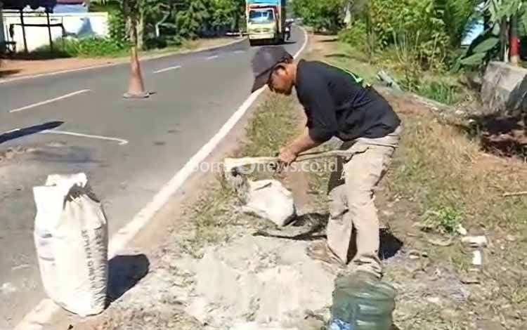 Warga Jemaras Kotim Tambal Jalan Tjilik Riwut Km 38 Secara Swadaya, Gunakan Ambulans Angkut Material