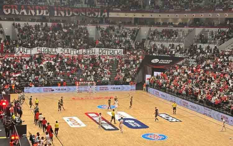 Pertandingan persahabatan antara tim nasional futsal Indonesia menghadapi timnas Australia di Indonesia Arena, Jakarta, Sabtu malam WIB (01/11/2025). (ANTARA/Fajar Satriyo)