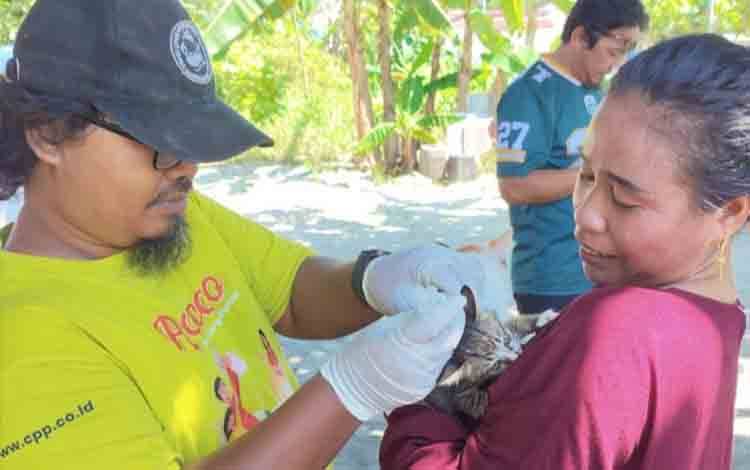 Vaksinator Rabies Layani Puluhan Hewan di Kelurahan Panarung Palangka Raya