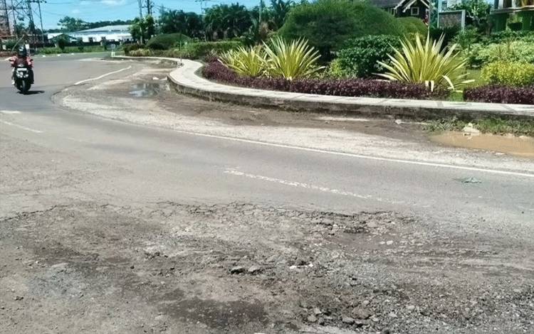 Kondisi Jalan di Bundaran Besar Kapuas Rusak Parah, Warga Keluhkan Bahaya dan Lambannya Perbaikan