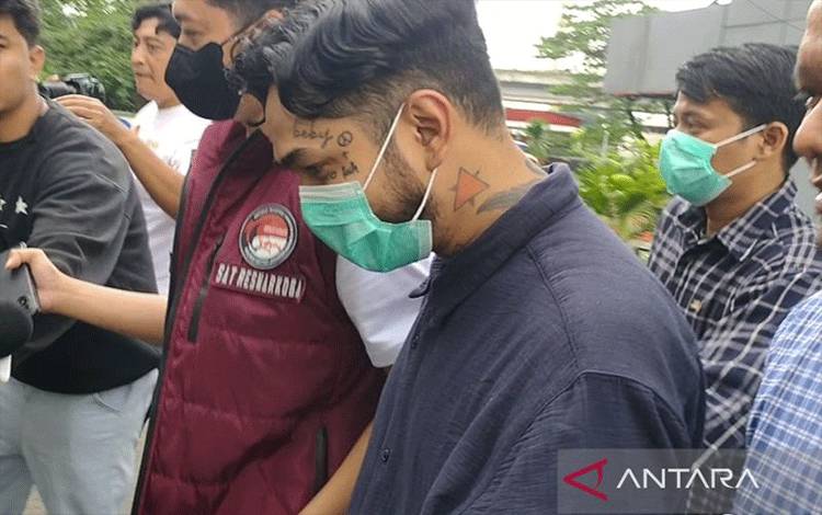 Artis Leonardo Arya alias Onad menjalani pemeriksaan kesehatan di ruang Kedokteran dan Kesehatan (Dokkes) Polres Metro Jakarta Barat, Minggu (2/11/2025) sore. ANTARA/Risky Syukur