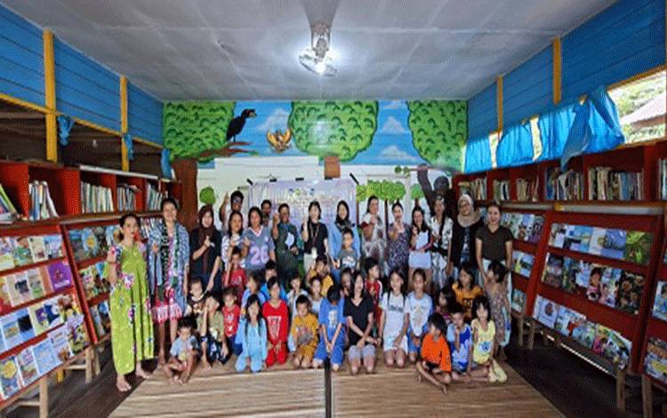 Anak dan Orang Tua di Petuk Katimpun Diajak Berkarya Lewat Literasi Visual