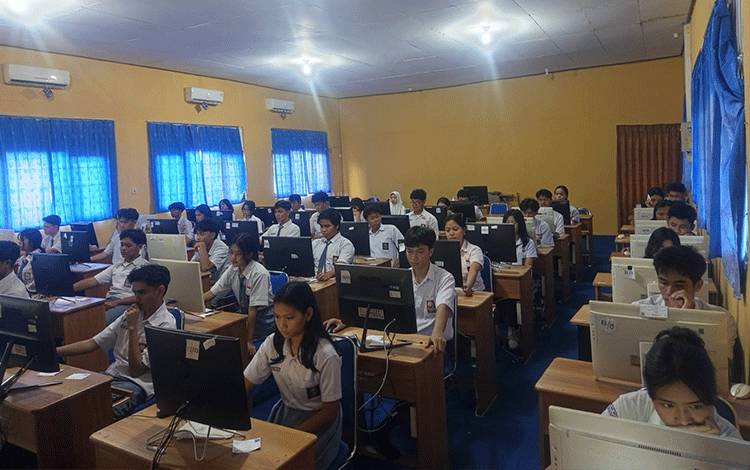 TKA SMAN 3 Palangka Raya Berjalan Lancar, Optimalkan Tiga Ruang Laboratorium