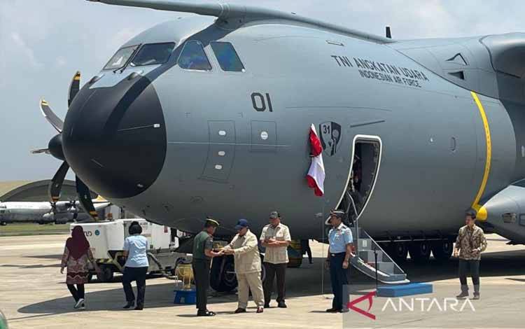 Prabowo Serahkan Kunci Pesawat Angkut Airbus A400M kepada Panglima TNI