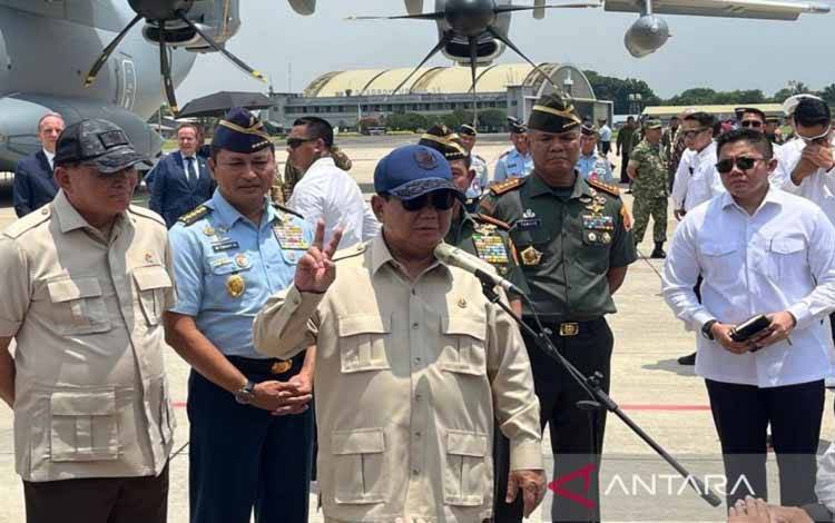 Presiden Prabowo Subianto (tengah) menjawab pertanyaan wartawan selepas mengecek unit pertama A400M pesanan Indonesia yang tiba di Base Ops Pangkalan Udara TNI AU (Lanud) Halim Perdanakusuma, Jakarta, Senin (3/11/2025). ANTARA/Fathur Rochman