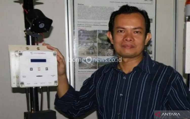 Prof Teuku Faisal Fathani berpose dengan alat sistem peringatan dini longsor dan mitigasi bencana hidrometeorologi yang dikembangkannya. ANTARA/HO-Universitas Gadjah Mada