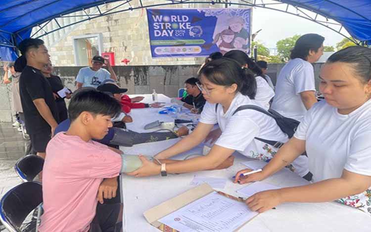 Pemeriksaan kesehatan gratis dalam rangka World Stroke Day di Bundaran Besar Palangka Raya, Minggu 2 November 2025
