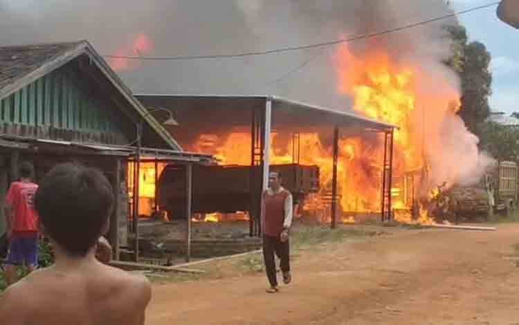 2 Rumah dan 1 Kantor Koperasi di Desa Tumbang Mangkup Kotim Ludes Terbakar