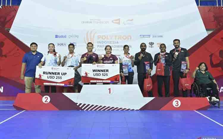 Pasangan ganda campuran SL 3 - SU 5 Hikmat Ramdani/Leani Ratri Oktila meraih medali emas pada turnamen Polytron Indonesia Para Badminton International 2025 yang diselenggarakan di GOR Indoor Manahan Solo, Jawa Tengah 29 Oktober-2 November 2025. (ANTARA/Aris Wasita)