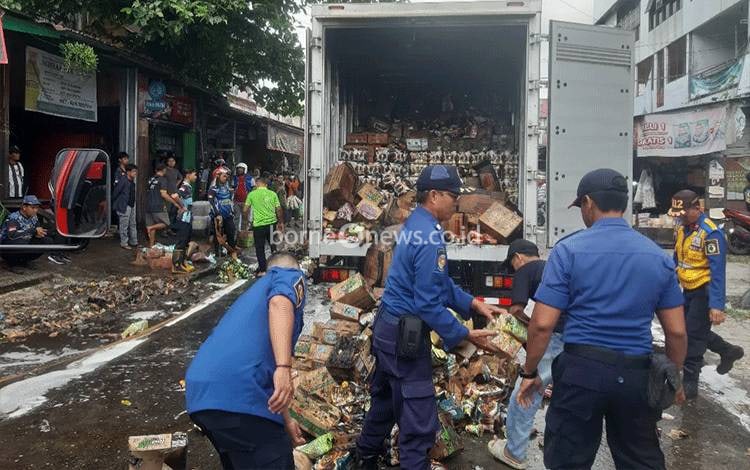 Mobil Box Bermuatan Makanan Ringan Terbakar di Palangka Raya, Kerugian Capai Ratusan Juta Rupiah