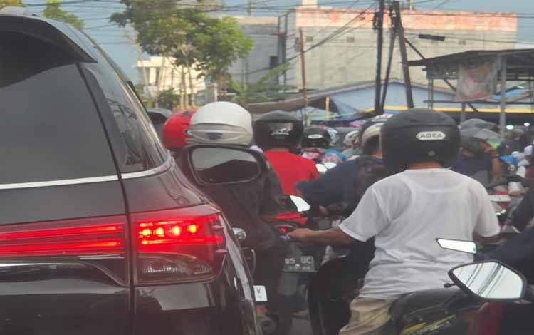 Perbaikan Jalan Utama di Kuala Kapuas Sebabkan Kemacetan Parah di Jalur Alternatif