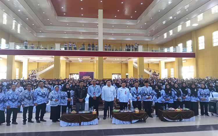 Lebih dari 100 guru se-Kobar mengikuti kegiatan seminar nasional rangka memperingati HUT ke-80 Persatuan Guru Republik Indonesia (PGRI) dan Hari Guru Nasional (HGN), Rabu, 5 November 2025 (FOTO: NURITA)