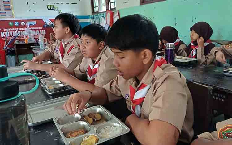 Siswa SMPN 1 Sampit Antusias Terima Program MBG, Bisa Hemat Uang Jajan