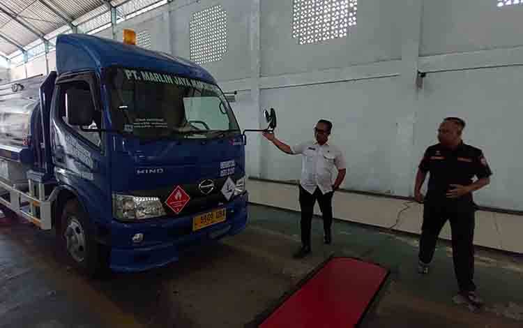 Kadishub Kotim Raihansyah saat meninjau pelaksanaan uji KIR, Rabu, 5 November 2025. (FOTO: IST)