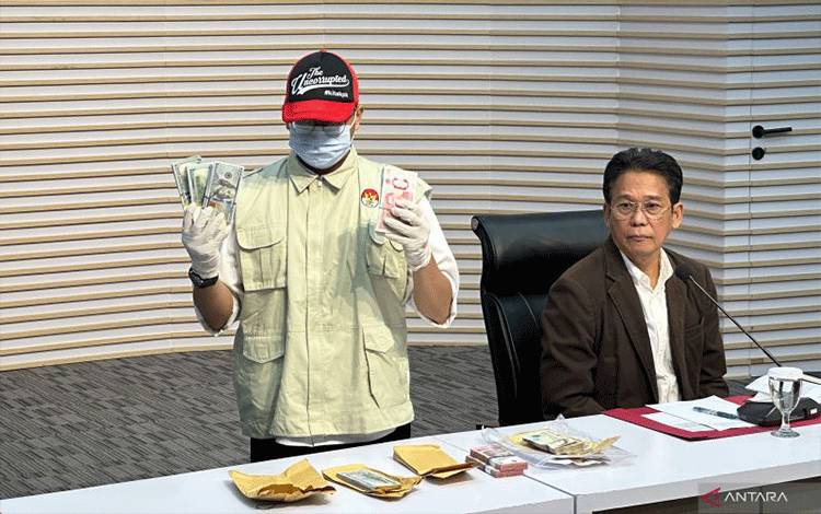 KPK Sita 9.000 Pound Sterling dan 3.000 Dolar AS dari Gubernur Riau