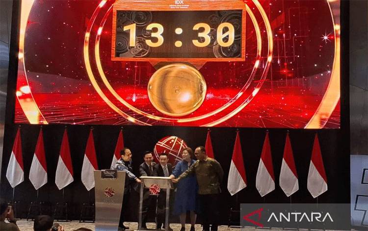 PT Bursa Efek Indonesia (BEI) dan S&P Dow Jones Indices (S&P DJI) meluncurkan tiga indeks saham bersama (co-branded) di Main Hall BEI, Jakarta, Senin (03/11/2025). (ANTARA/ Muhammad Heriyanto)