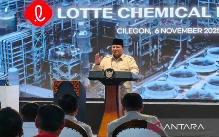 Presiden RI Prabowo Subianto berpidato pada peresmian operasional PT Lotte Chemical Indonesia sebagai pabrik petrokimia terbesar se-Asia Tenggara yang berlokasi di Kota Cilegon, Banten, Kamis (6/11/2025). ANTARA/Andi Firdaus