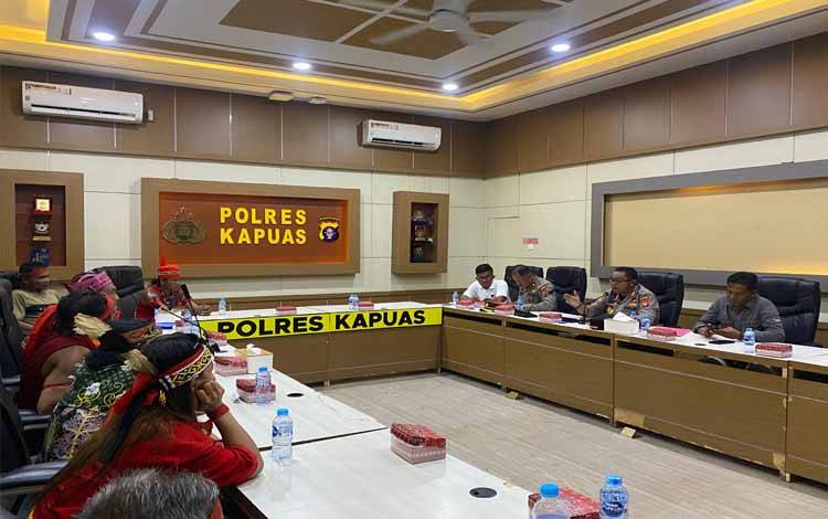 Kapolres Kapuas Tegaskan Penahanan Sostro dan Donni Sesuai Prosedur