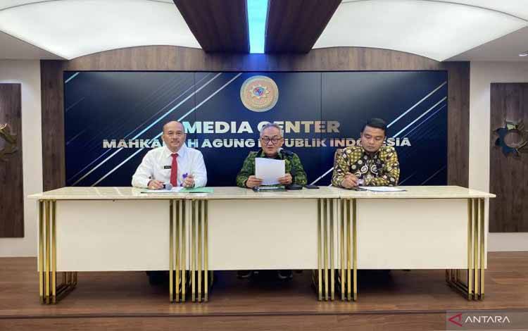 Ketua Umum Pengurus Pusat Ikatan Hakim Indonesia (Ikahi) Yasardin (tengah) menyampaikan keterangan kepada pers di Media Center Mahkamah Agung, Jakarta, Kamis (6/11/2025). ANTARA/Fath Putra Mulya