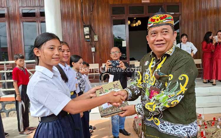 Bank Kalteng Kuala Kurun Berbagi Bantuan kepada Siswa di Sekolah Rakyat