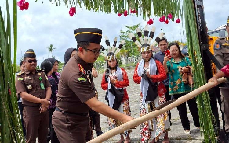 Kedatangan Kajari Gunung Mas yang Baru Disambut Prosesi Adat