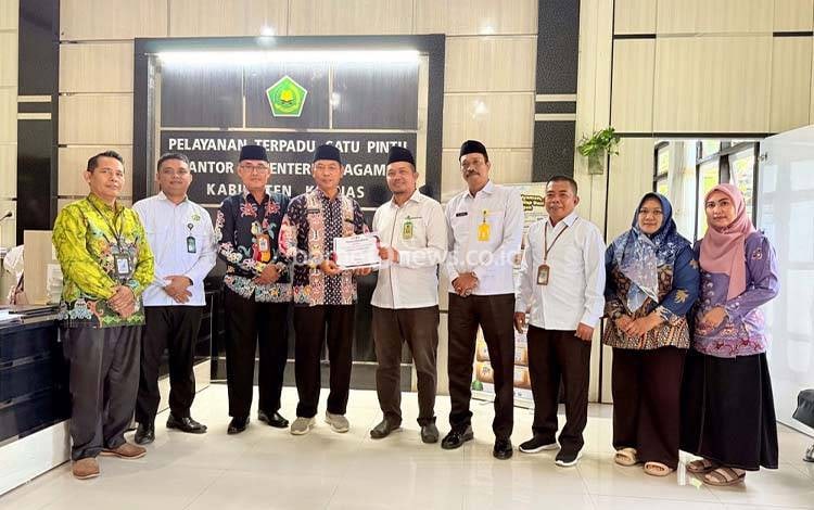 Kemenag Kapuas Terima Piagam Penghargaan Jemaah Haji dari Asrama Haji Banjarmasin