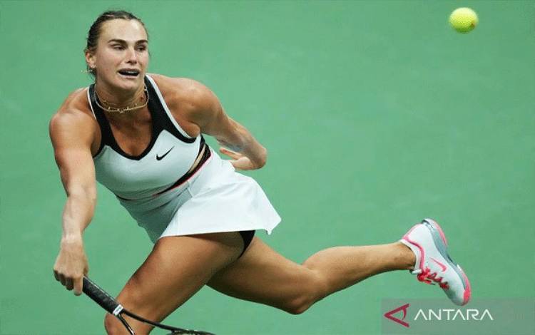 Petenis putri Belarusia Aryna Sabalenka membalikkan bola ke petenis putri Amerika Serikat Amanda Anisimova saat final tunggal putri Kejuaraan Tenis AS Terbuka 2025 di New York, Amerika Serikat, Sabtu (6/9/2025). Aryna Sabalenka meraih kemenangan 6-3, 7-6(3) atas Amanda Anisimova dan menjadi petenis putri pertama yang mempertahankan gelar US Open sejak Serena Williams pada 2014. (ANTARA FOTO/Xinhua/Wu Xiaoling/agr)