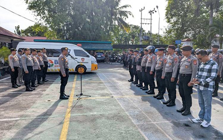 Polresta Palangka Raya Kerahkan Puluhan Personel Pengamanan Demonstrasi GDAN di Depan PN