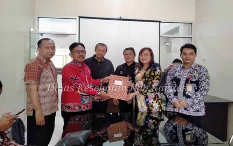 Kepala Dinas Kesehatan Kabupaten Kapuas, dr. Tonun Irawaty Panjaitan, menghadiri kegiatan Asistensi dan Evaluasi Tingkat Kematangan Organisasi Perangkat Daerah (OPD) yang dilanjutkan dengan Penandatanganan Penilaian Tingkat Berita Acara Kematangan OPD di Ruang Rapat Biro Organisasi Sekretariat Daerah Provinsi Kalimantan Tengah, Palangka Raya, Kamis, 6 November 2025. (FOTO: Dinkes Kps)