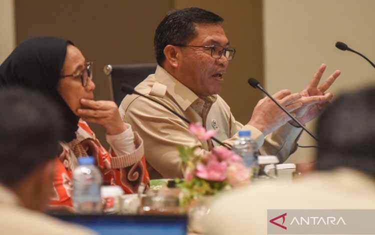 Wakil Kepala Badan Gizi Nasional Sony Sanjaya (kanan) memberikan keterangan saat meninjau proses verifikasi calon mitra program Makan Bergizi Gratis (MBG) di kawasan Kota Wisata Cibubur, Kabupaten Bogor, Jawa Barat, Kamis (25/9/2025). Wakil Kepala Badan Gizi Nasional (BGN) Sony Sanjaya mengatakan jumlah keseluruhan Satuan Pelayanan Pemenuhan Gizi (SPPG) yang sudah lulus verifikasi sebanyak 9.230, dimana sebanyak 8.018 sudah beroperasi sebagai mitra dalam program MBG. ANTARA FOTO/Indrianto Eko Su