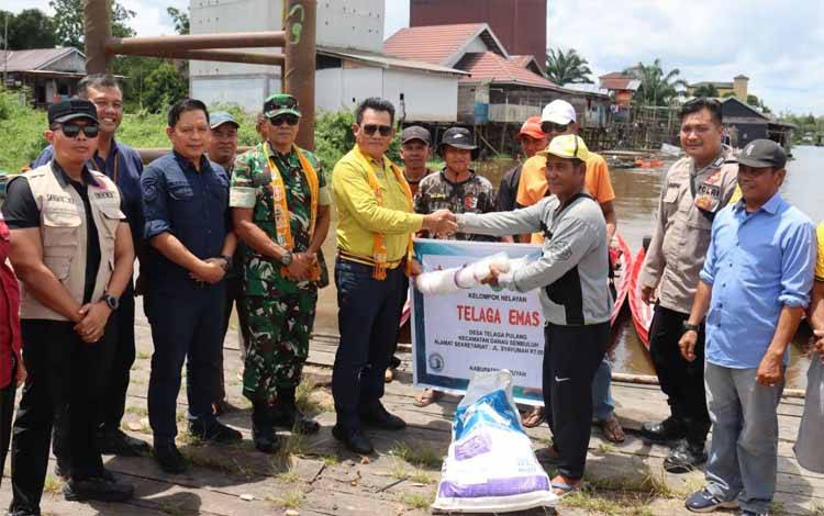 Bupati Seruyan Serahkan Bantuan Sarpras Penangkapan Ikan untuk 4 Kelompok Nelayan