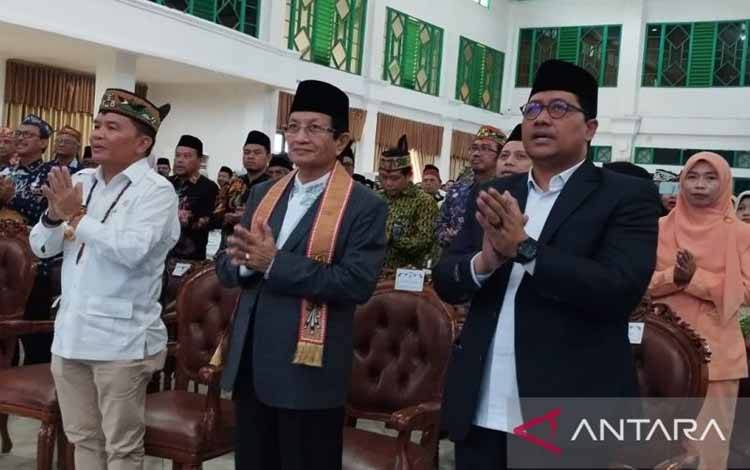 Menag Nasaruddin Umar meresmikan alih status Institut Agama Islam Negeri (UIN) Palangka Raya menjadi Universitas Islam Negeri (UIN) di Palangka Raya, Jumat (7/11/2025). ANTARA/Rendhik Andika