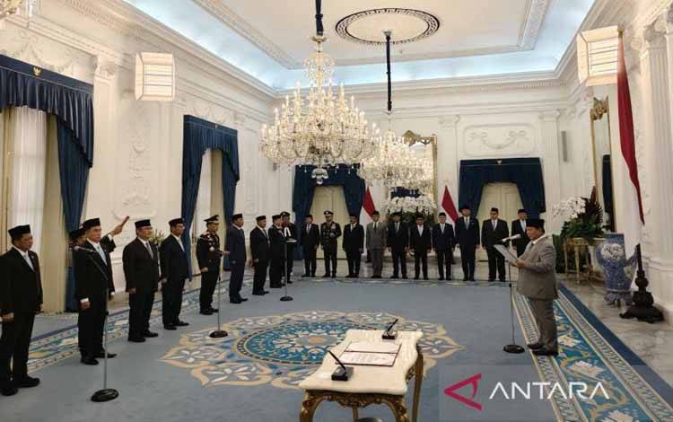 Prabowo Lantik 10 Anggota Komite Reformasi Polri yang Diketuai Jimly