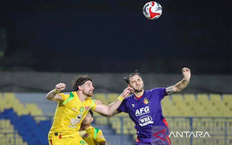 Pemain Persebaya Dejan Tumbas (kiri) berebut bola dengan pesepakbola Persik Kediri Imanol Garcia (kanan) saat pertandingan pekan ke-12 BRI Super League 2025/2026 di Stadion Gelora Joko Samudro Gresik, Jumat (7/11/2025) malam. ANTARA/Rizal Hanafi