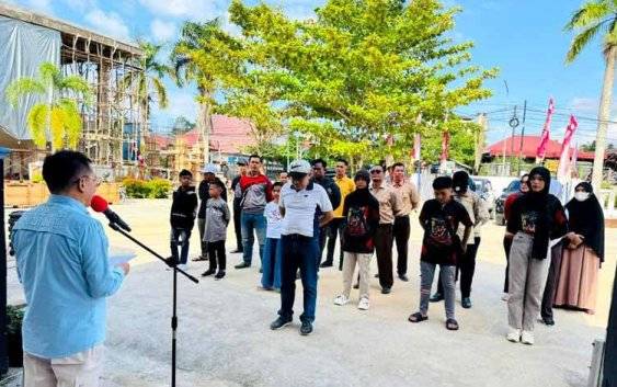 Kepala Dinas Pendidikan Barito Utara Syahmiludin A Surapati melepas atlet O2SN Barito Utara untuk mengikuti O2SN tingkat Nasional di Bekasi di halaman kantor Dinas Pendidikan, Sabtu 8 November 2025.(foto: Dhani)