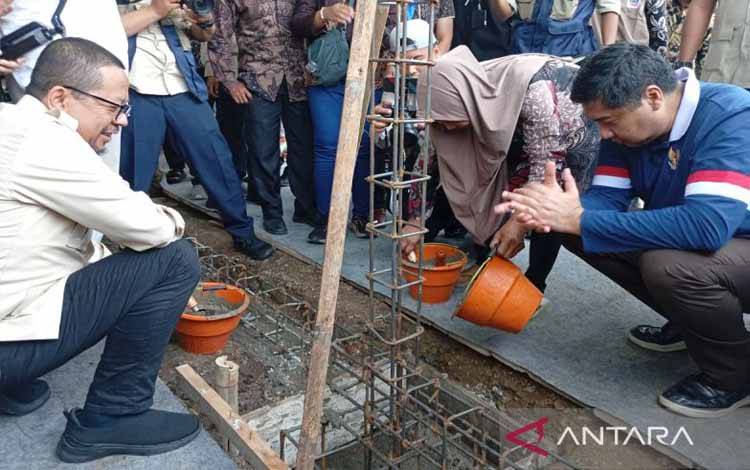 Menteri Perumahan dan Kawasan Permukiman (PKP) Maruarar Sirait (kanan) serta Kepala Kantor Staf Kepresidenan (KSP) Muhammad Qodari (kiri) mendampingi Nawi menuangkan adukan semen sebagai tanda dimulainya pembangunan rumahnya melalui program BSPS Kementerian PKP di Desa Kalisube, Kecamatan Banyumas, Kabupaten Banyumas, Jawa Tengah, Sabtu (8/11/2025) siang. ANTARA/Sumarwoto