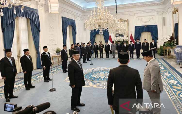 Presiden Prabowo Subianto (kanan) dalam pelantikan anggota Komisi Percepatan Reformasi Polri di Istana Merdeka, Jakarta, Jumat (7/11/2025). (ANTARA/Fathur Rochman)