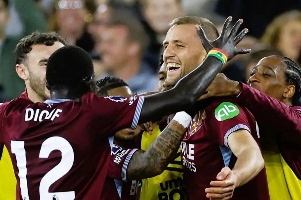 Para pemain West Ham merayakan gol yang dicetak oleh Tomas Soucek pada pertandingan Liga Inggris menghadapi Burnley di Stadion London, London, Sabtu (8/11/2025) waktu setempat. (premierleague.com)