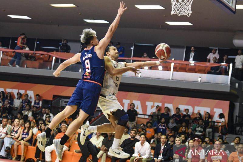 Pebasket Pelita Jaya Jakarta Agassi Yeshe Goantara (kiri) berusaha mengadang pebasket Dewa United Banten Kaleb Ramot Gemilang (kanan) pada pertandingan laga ketiga final Indonesian Basketball League (IBL) 2025 di GOR Soemantri Brodjonegoro, Kuningan, Jakarta, Minggu (20/7/2025). (ANTARA FOTO/Muhammad Adimaja/nym.)