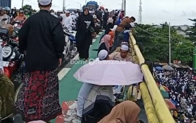 Lautan Manusia di Puncak Haul ke-79 Habib Basirih Diwarnai Gerimis, Kemacetan Total, dan Kabar Duka