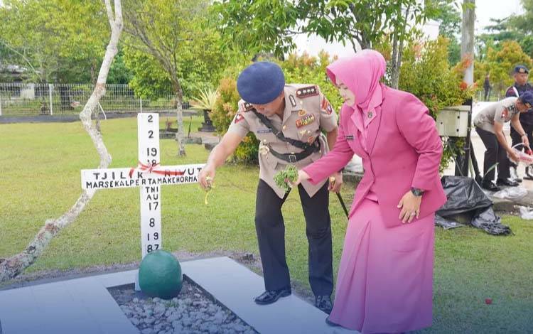 Brimob Polda Kalteng Gelar Ziarah di TMP Sanaman Lampang Peringati HUT ke-80