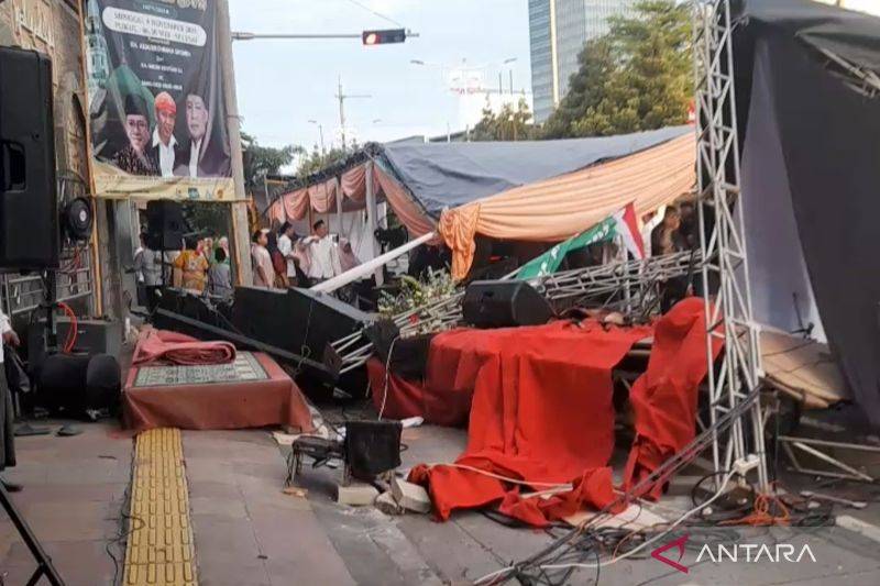 Dua Orang Terluka Akibat Mobil Tabrak Tenda Acara Maulid Nabi di Masjid