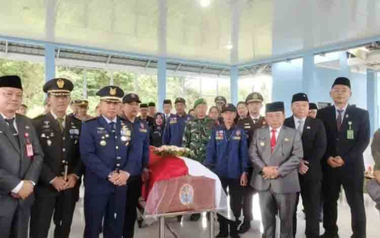 Bupati Kapuas Pimpin Pelepasan Simbolis Jasad Pejuang Cornelius Willem ke TMP Sanaman Lampang