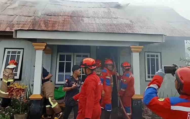 Kebakaran di Karanggan 2 Palangka Raya, Satu Rumah dan Mobil Ludes Terbakar