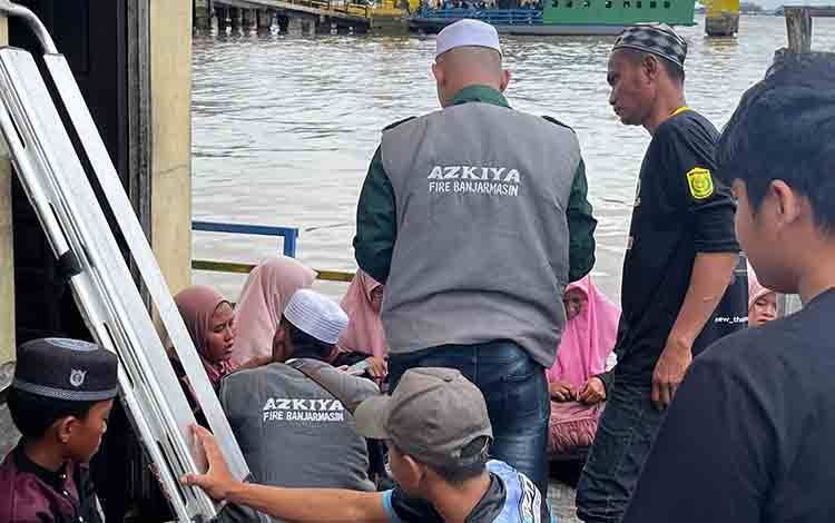 Sejumlah Jemaah Haul Habib Basirih Tercebur ke Sungai setelah Kelotok Dihantam Ombak